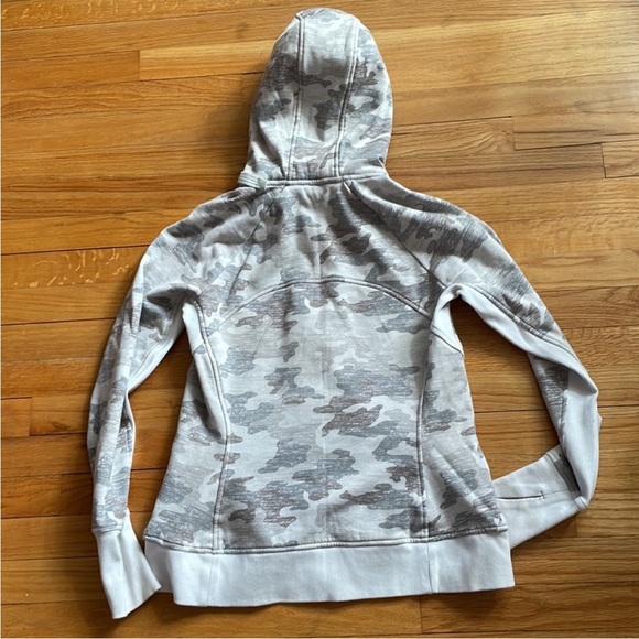 NWOT Athleta Triumph Printed Hoodie Grey Camo XS - Picture 8 of 9